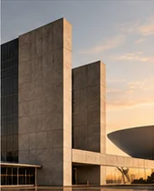 Edifício público de concreto ao entardecer.